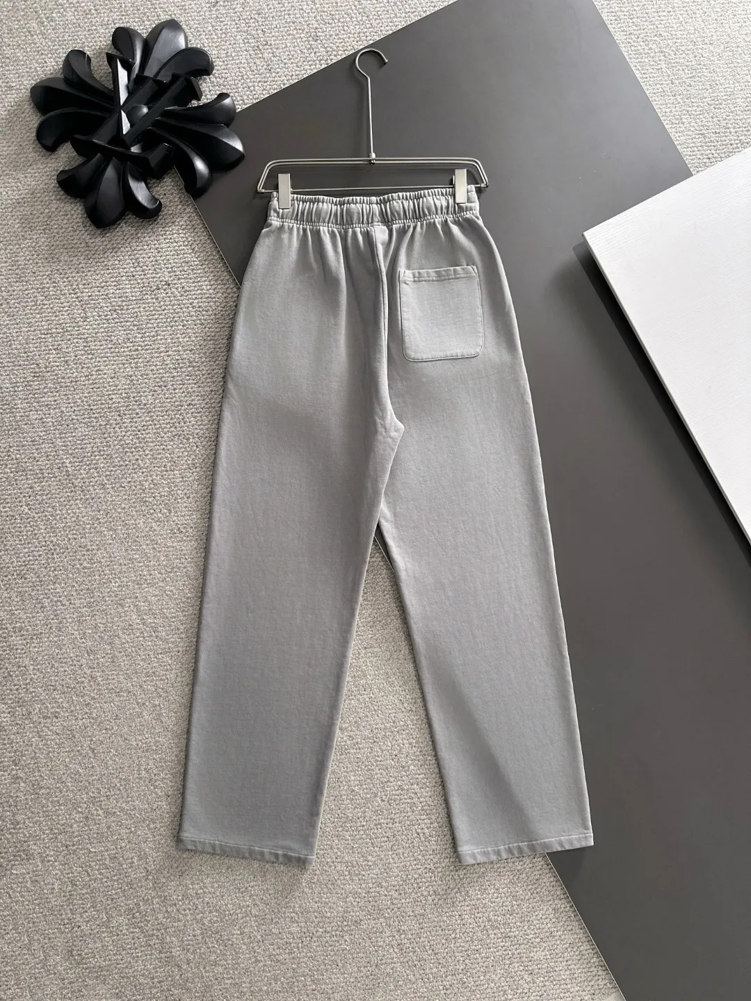 Next day shipment P360 Stone lsland/Stone Island Exclusively launches 25ss autumn and winter new high-quality trousers. Compare real-life details at will. Craftsmanship that ordinary small workshops cannot copy. Top-level ZP development. Unique imported fabric feel. Purely imported German machine production. Precision operation. Ten thousand needle density. A pair of trousers with rich details. You can see the development strength. A full set of new accessories are customized simultaneously. Simple yet elegant. Soft, delicate and comfortable. The upper body is versatile and fashionable. A perfect choice for autumn and winter. A must-have item. Loose fit. Please refer to the size chart when placing an order: S to XXL (or state your height and weight when placing an order)